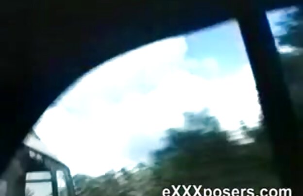 XXX روسی با انگشتان دست بیدمشک خود را می مالد و به ارگاسم می عکس کونکس رسد