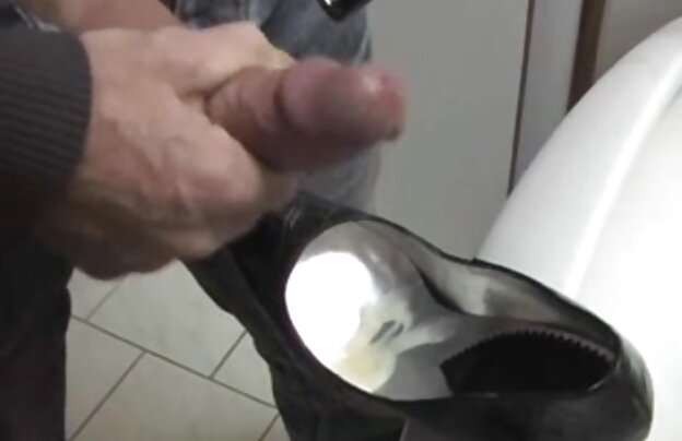 XXX یک زن سکسی با روباه عكس كير توكس روی یک فال نشسته بود