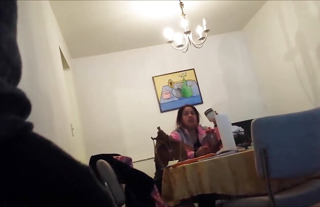 XXX با بیرون رفتن از تصاویر سکسی کس وکون میدان ، دختر لرزان به سمت هدف می رود
