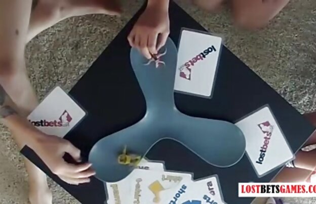 XXX جوجه مسطح با انگشت صاف یادآور یک عکس کس وکون خفن تاریخ است و به طور جدی گربه را تند می کند