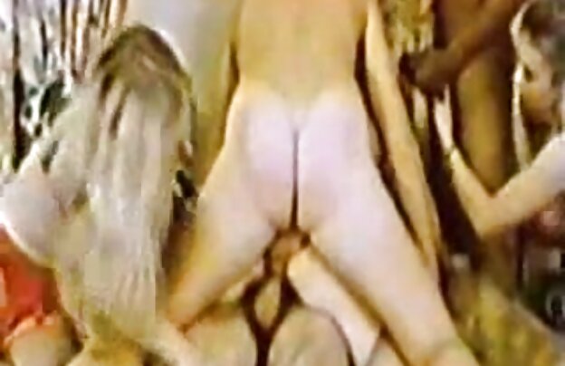 XXX کندال روی مبل راحتی عکس سکسی کس خونی به شوهرش تسلیم شد
