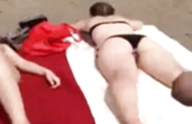 XXX عوضی عكس سكسى كس با ویبراتور که به انگشت پای او وصل شده است با انگشت روی بیدمشک